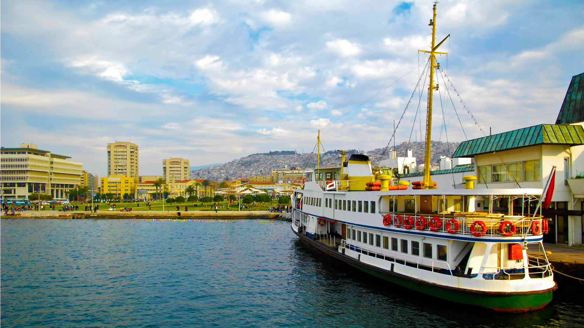 İzmir'in Güzelliklerine Yolculuk: Şehir Rehberi  